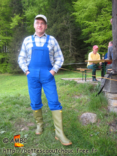 Wearing bib & braces & Superga wellies, 2008. Gummistiefel, bottes caoutchouc.