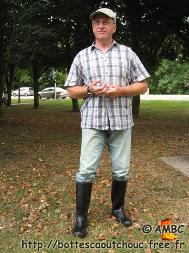 Wearing unlined Baudou wellies, 2008. Gummistiefel, bottes caoutchouc.
