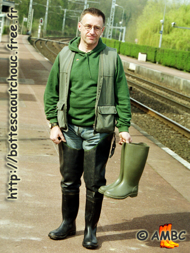 Wearing Baudou waders on the RER platform. Gummistiefel.
