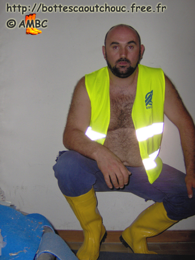 Wearing yellow working boots. Stivali di gomma, bottes caoutchouc, gumboots, 2008.