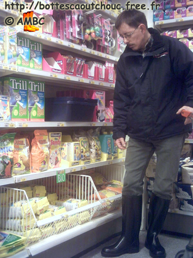 Lars wearing Nora boots for shopping, 2008. Gummistiefel, wellies, botas de goma, stivali di gomma, rubber laarzen, bottes caoutchouc.