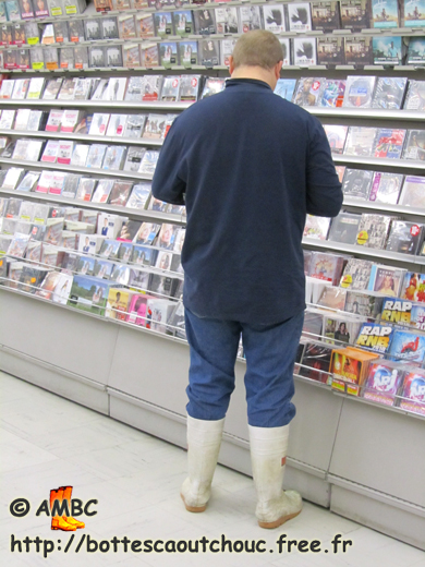 A guy in white wellies in Carrefour supermarket, 2010. Gummistiefel, wellies, botas de goma, stivali di gomma, rubber laarzen, bottes caoutchouc.