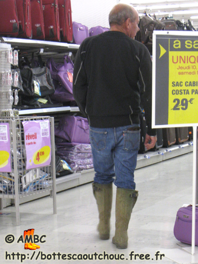 A guy in Le Chameau Vierzon boots,  in Carrefour supermarket, 2009. Gummistiefel, wellies, botas de goma, stivali di gomma, rubber laarzen, bottes caoutchouc.
