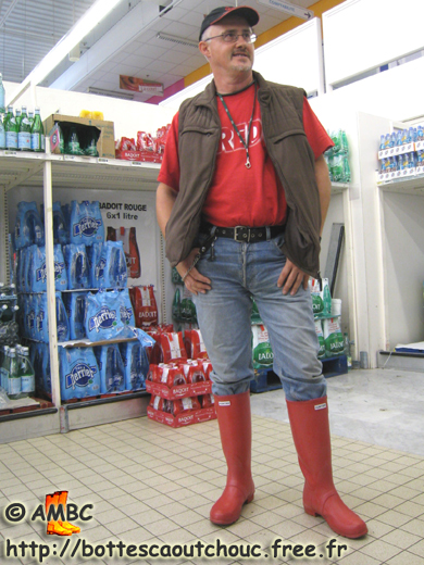 Pascal wearing red Hunter boots,  in Carrefour supermarket, 2009. Gummistiefel, wellies, botas de goma, stivali di gomma, rubber laarzen, bottes caoutchouc.