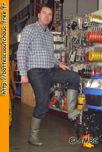 Christophe wearing Baudou Hypermajor wellies for some shopping. Gummistiefel, wellies, botas de goma, stivali di gomma, rubber laarzen, bottes caoutchouc.