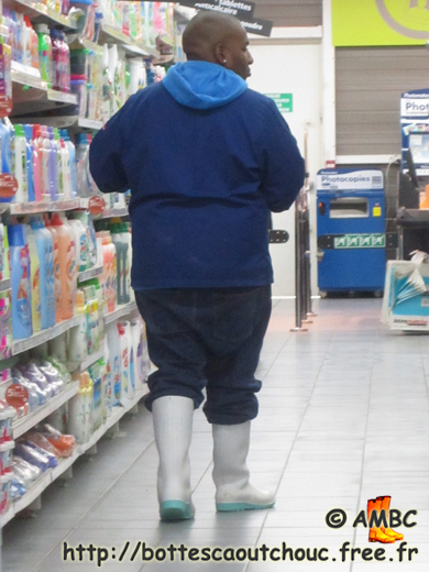 A guy wearing white wellies at Intermarché. Gummistiefel, wellies, botas de goma, stivali di gomma, rubber laarzen, bottes caoutchouc.