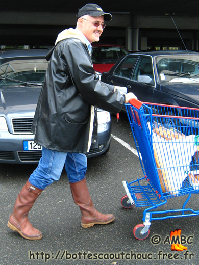 Pascal wearing blue jeans and Aigle gumboots, at Carrefour supermarket. Gummistiefel, wellies, botas de goma, stivali di gomma, rubber laarzen, bottes caoutchouc.