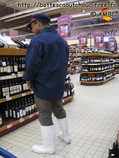 Guy wearing white PVC boots at Leclerc supermarket, 2010. Gummistiefel, wellies, botas de goma, stivali di gomma, rubber laarzen, bottes caoutchouc.