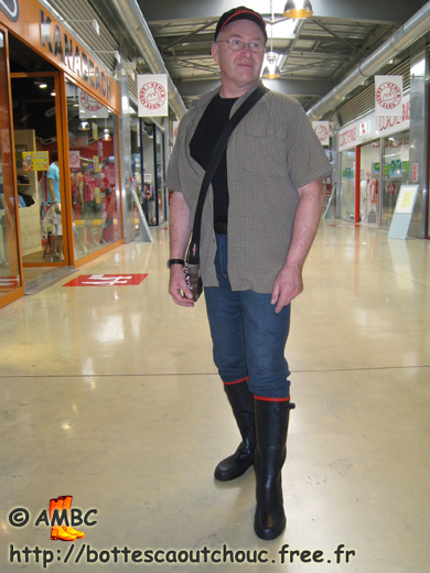 Roger at Commercial Piazza, Troyes. Gummistiefel, wellies, botas de goma, stivali di gomma, rubber laarzen, bottes caoutchouc.