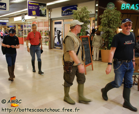Rubberbooted friends at Dammarie Les Lys. Gummistiefel, wellies, botas de goma, stivali di gomma, rubber laarzen, bottes caoutchouc.