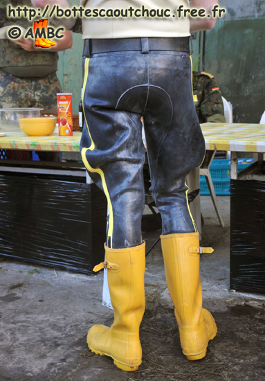 Black rubber trousers & yellow Hunter gumboots; Deutschland, Juli 2010.