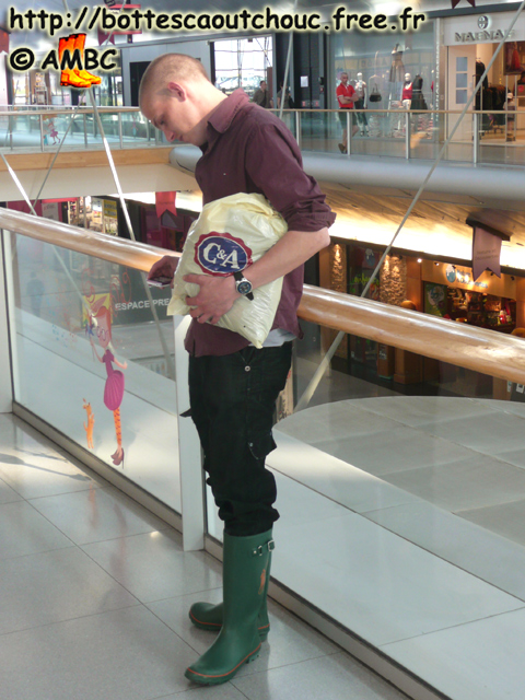 Steven at Commercial mail, in green Ralph Lauren wellies. Gummistiefel, bottes caoutchouc, rubber boots, rubber laarzen, 2011.