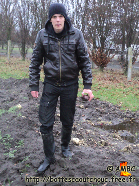 Steven in the mud; Flanders, Nov. 2011. Gummistiefel, bottes caoutchouc, rubber boots, rubber laarzen, stivali di gomma.