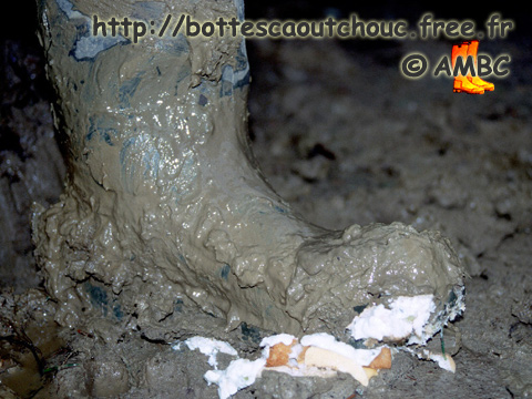 MUDDY WELLIES VS FISHBURGER