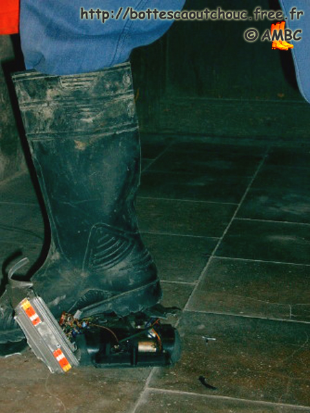 Crash in PVC Stiefel, bottes PVC, PVC boots, August 2008.