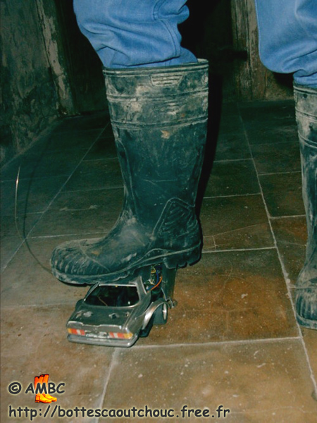 PVC Stiefel, bottes PVC, PVC boots is crashing the little car, 2008.