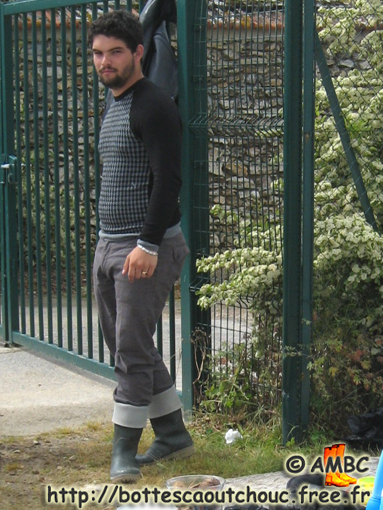 In Moisenay, May 2008. Gummistiefel, bottes caoutchouc.