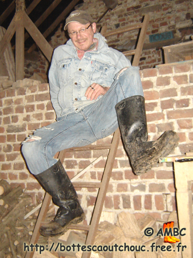 Wearing Etché unlined rubber boots; 2011. Gummistiefel, bottes caoutchouc.