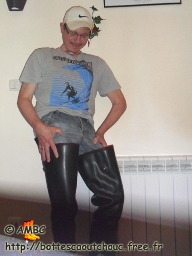 Wearing Aigle Parcours waders, June 2012. Gummistiefel, gummistövlar, rubber laarzen, bottes caoutchouc.