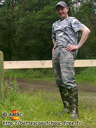 Wearing camo gear & gumboots, 2012. Gummistiefel, gummistövlar, rubber laarzen, bottes caoutchouc.