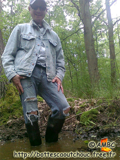 Wearing unlined Sklop gumboots, 2012. Gummistiefel, gummistövlar, rubber laarzen, bottes caoutchouc.