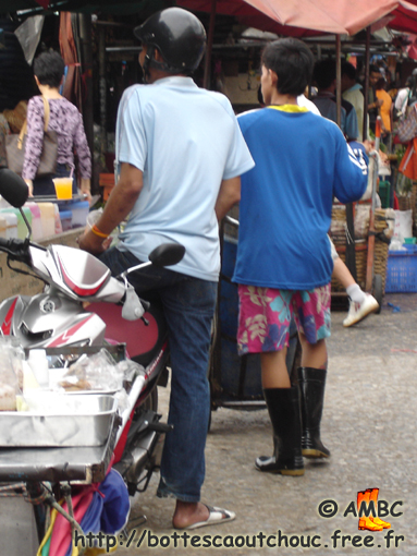 Wearing shorts & wellies at the market; Gummistiefel, botas de hule, 2009.