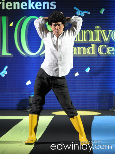 Phua Chu Kang fait le show; Gummistiefel, rubber laarzen; botas de hule.