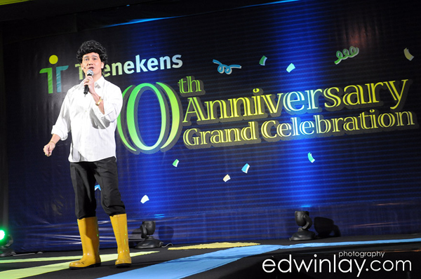 Phua Chu Kang in yellow boots; Gummistiefel, rubber laarzen; botas de hule.