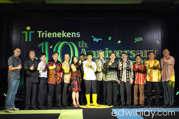 Celebration : Phua Chu Kang in yellow boots; Gummistiefel, rubber laarzen; botas de hule.