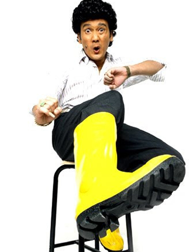 Phua Chu Kang in yellow boots; Gummistiefel, rubber laarzen; botas de hule.