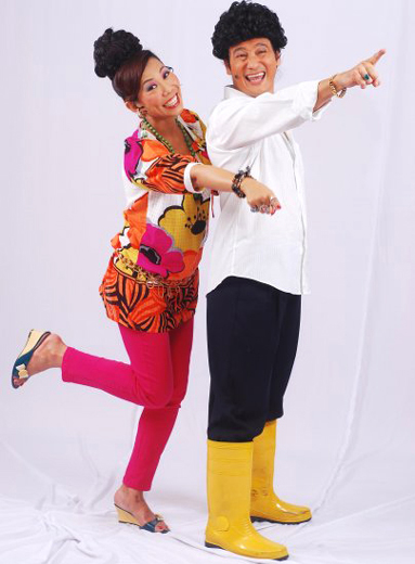 Phua Chu Kang in yellow boots; Gummistiefel, rubber laarzen; botas de hule.