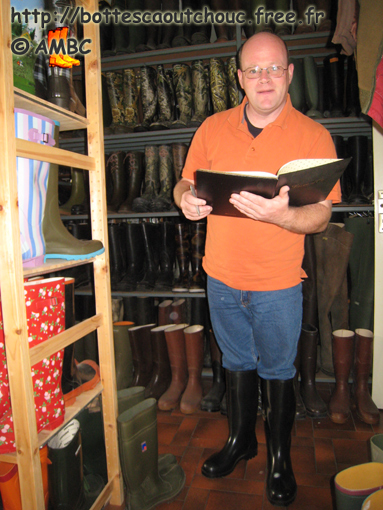 Signing the Guestbook, HRB, 20 Sept 2007. Gummistiefel.