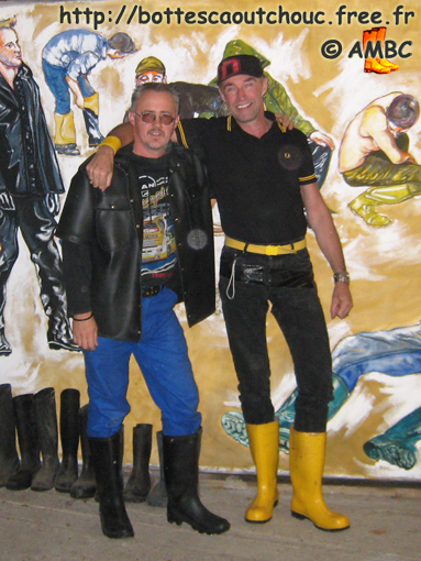 Pascal & Ton in front of Celso fresco, 22 Sept 2007. Rubber laarzen.