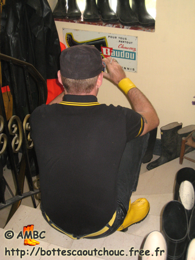 Ton taking a picture of Baudou advert, HRB, 22 Sept 2007. Rubber laarzen.