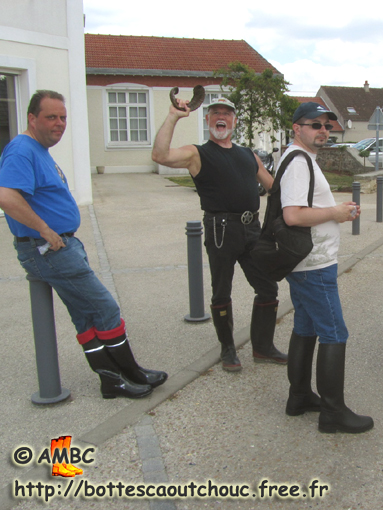 Kurt, Jim (heureux) & Fabrice en bottes caoutchouc, Cesson, France, May 2011.