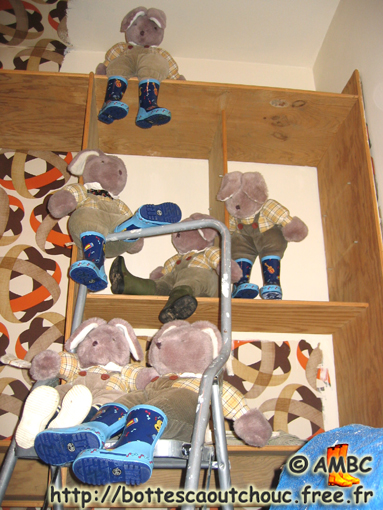 Lapinet (rabbits) help to paint the House. Rubber laarzen, Gummistiefel, stivali di gomma, botas de goma; Sept. 2005.