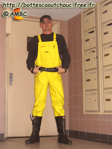 Pascal wearing yellow bib & braces; Rubber laarzen, Gummistiefel, stivali di gomma, August 2005.