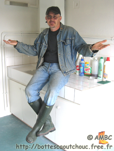 Pascal washing the kitchen of his former flat. Rubber laarzen, Gummistiefel, stivali di gomma.