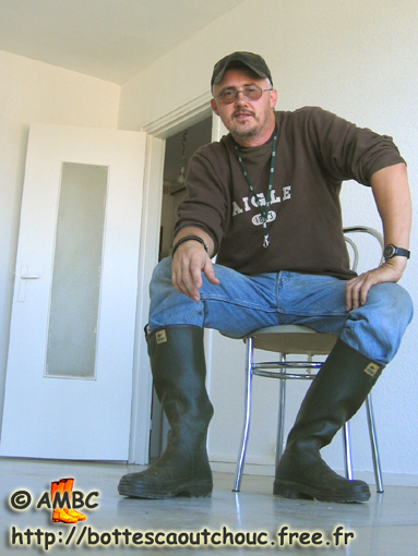 Pascal: Bye bye to his former flat. Rubber laarzen, Gummistiefel, stivali di gomma, botas de goma; August 2005.