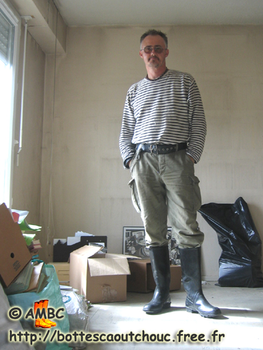 Pascal and boxes in his former flat. Rubber laarzen, Gummistiefel, stivali di gomma.
