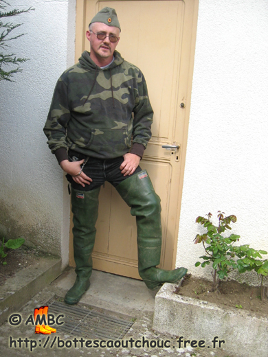 Pascal wearing green British waders, April 2007. Gummistiefel, rubber boots.