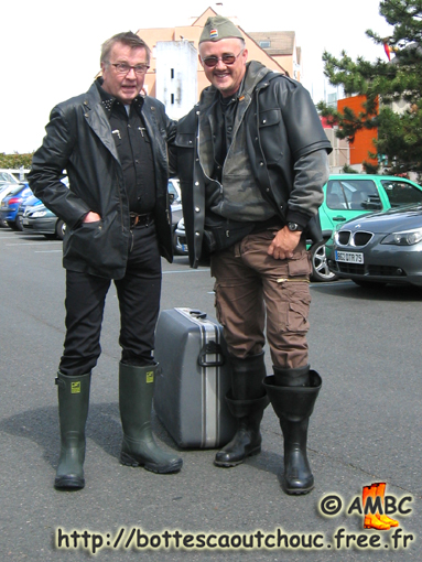 Raine at Le Mée station, May 2007. Gummistiefel, rubber boots.
