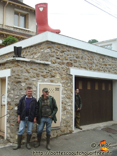 In front of the House, May 2007. Gummistiefel, rubber boots.