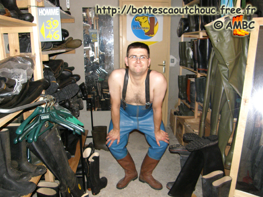 Fred happy to try blue waders, May 2007. Gummistiefel, rubber boots.