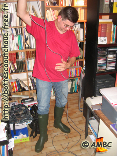 Fred, always working, May 2007. Gummistiefel, rubber boots.