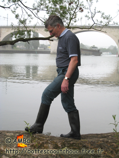 Regis at the Seine river, June 2007. Gummistiefel, rubber boots.