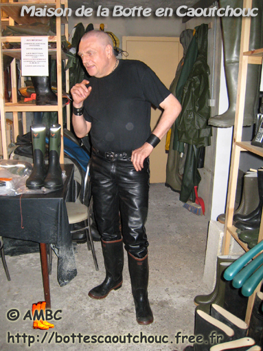John, wearing leather trousers & Cebo rubber boots, June 2007. Gummistiefel.