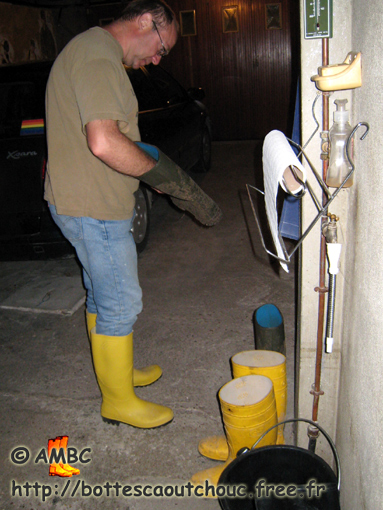 J-Pierre wearing yellow PVC boots at the House, June 2007. Gummistiefel, rubber boots.