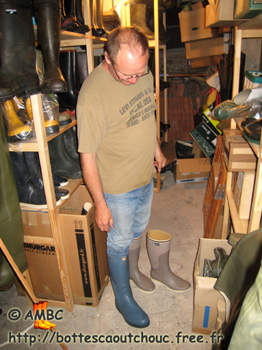 Trying some wellies at the House,  June 2007. Gummistiefel.