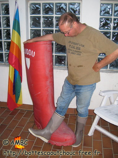 Jean-Pierre wearing Aigle wellies on the terrace, June 2007. Gummistiefel.